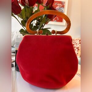 Highly collectible vintage 1950s fuschia felt purse with Bakelite handle.